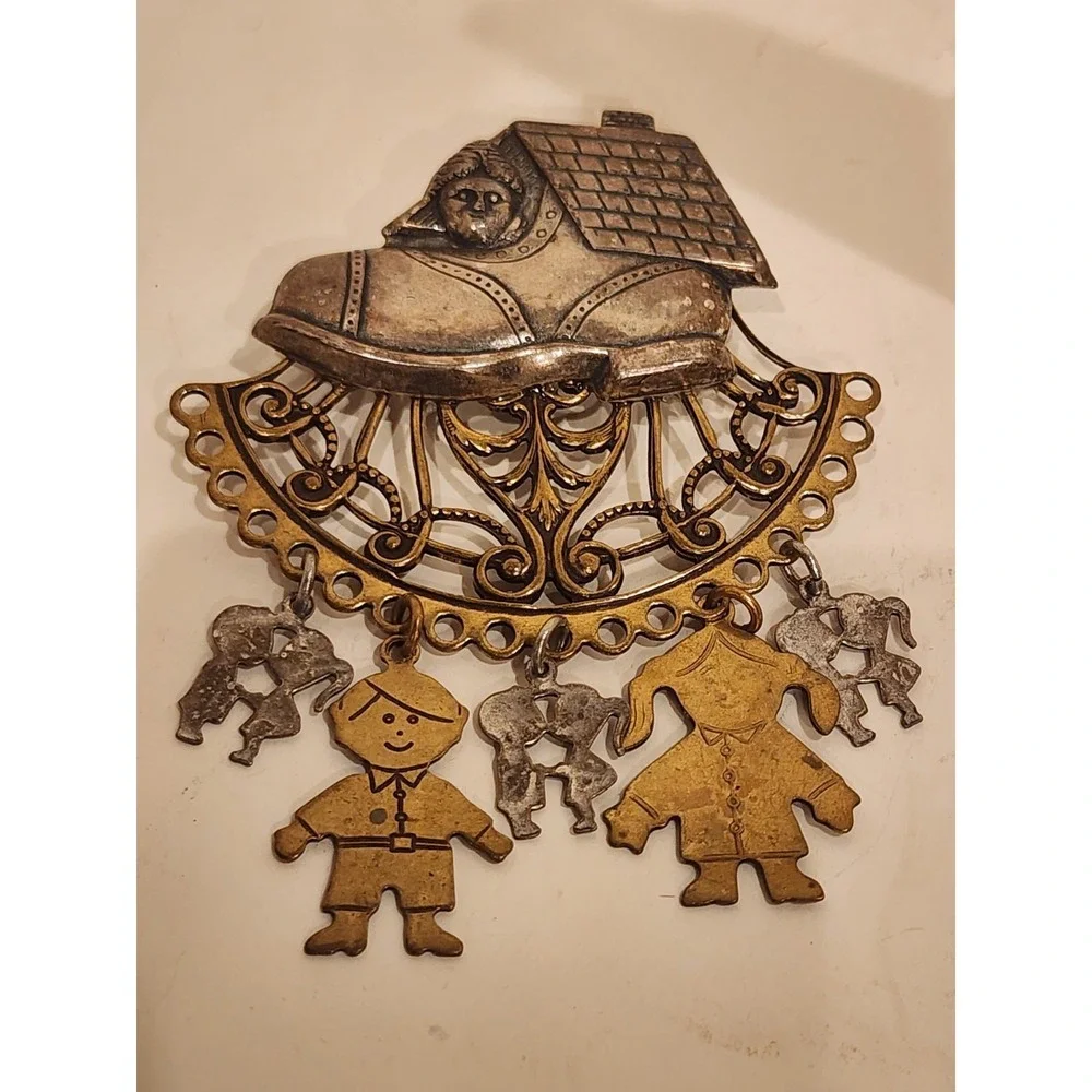 Rare Vintage Old Woman Who Lived in a Shoe‎ Pin Brooch Charms Family